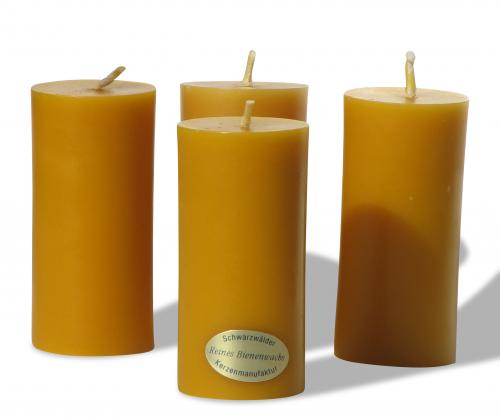 4 schlanke Stumpen Kerzen. Höhe 9,5 cm, Durchmesser 4 cm.